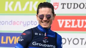 David Gaudu tout sourire avec des lunettes de soleil en octobre 2024