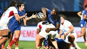 La passe de Madoussou Fall lors du match de préparation France-Angleterre avant la Coupe du monde de rugby féminin, 9 août 2025
