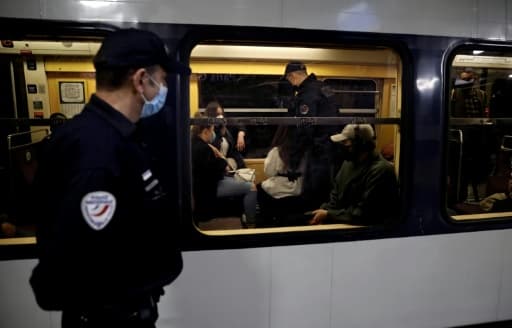 Contrôle dans un RER le 15 mai 2020 à la station Gare du nord à Paris Contrôle dans un RER le 15 mai 2020 à la station Gare du nord à Paris