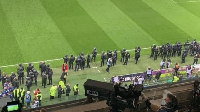 De nombreux CRS sont déployés sur le bord de la pelouse de Saint-Etienne