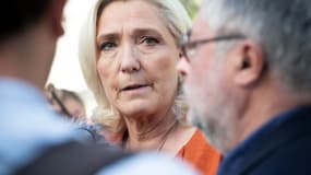 Marine Le Pen lors de sa visite sur la place de la Paix à Nouméa, dans la collectivité française d'outre-mer de Nouvelle-Calédonie, le 28 mai 2025.