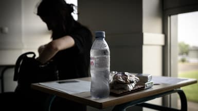 Une lycéenne avant l'épreuve de philosophie le 15 juin 2022 au lycée Victor Louis à Bordeaux (photo d'illustration)