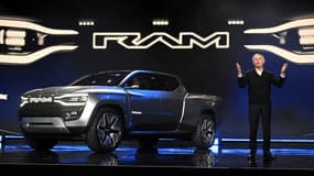 Le directeur général de Stellantis Carlos Tavares à côté du Ram 1500 Revolution EV Concept lors du CES à Las Vegas, Nevada, le 5 janvier 2023.