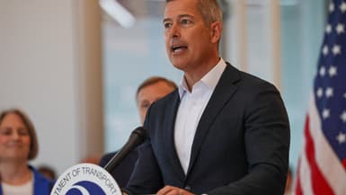 Le secrétaire aux Transports, Sean Duffy, a tenu une conférence de presse à l'aéroport international Newark Liberty, où il a annoncé la réouverture d'une piste majeure, près de deux semaines avant la date prévue, le 2 juin 2025 à Newark, dans le New Jersey.