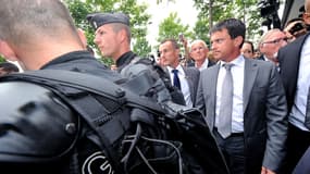 "Je ne vous en dirai pas plus à ce stade, l'enquête ne fait que commencer", a déclaré ce dimanche Manuel Valls.