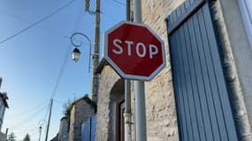 Un panneau stop installé dans la commune de Beynes (Yvelines)