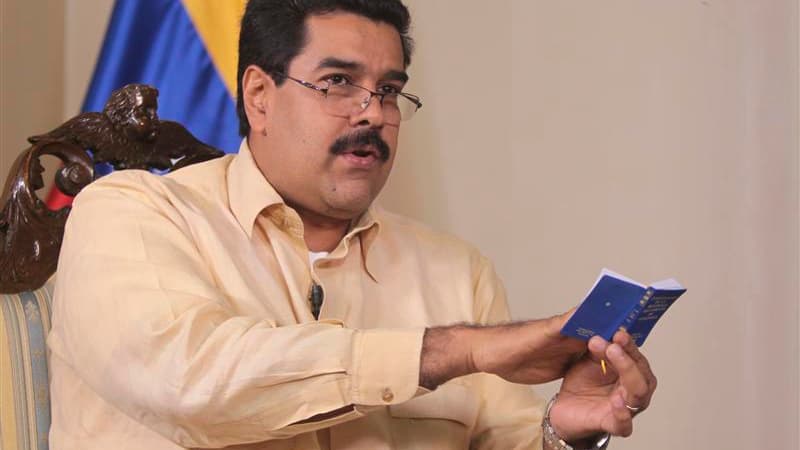 Selon le vice-président vénézuélien Nicolas Maduro (photo), la cérémonie d'investiture d'Hugo Chavez, prévue jeudi prochain, pourra être reportée si le chef de l'Etat ne revient pas à temps de Cuba, où il est hospitalisé pour un cancer. /Photo prise le 4
