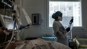 Une infirmière dans la chambre d'un patient Covid-19 à l'unité de soins intensifs de l'hôpital de Lyon-Sud, à Pierre-Bénite, le  septembre 2021 (Photo d'illustration)