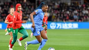 Nouhaila Benzina face à Kadidiatou Diani lors de France-Maroc à la Coupe du monde féminine, le 8 août 2023.