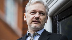 Le fondateur de WikiLeaks Julian Assange sort sur le balcon de l'ambassade d'Equateur à Londres pour parler à la presse, le 5 février 2016 - 