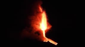 Les images nocturnes des éruptions de lave toujours aussi spectaculaires sur l'Etna en Sicile