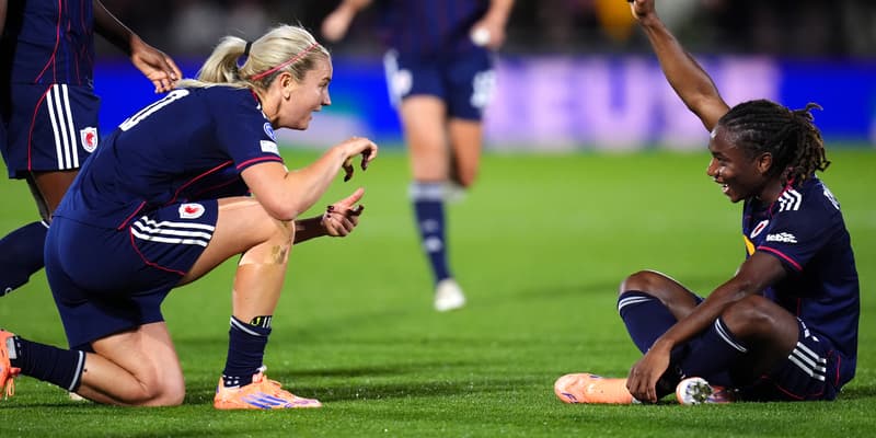 Lindsey Heaps et Melchie Dumornay lors d'Arsenal-OL Lyonnes, le 7 octobre 2025.