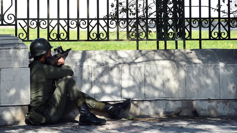 Un soldat tunisien à l'extérieur du musée du Bardo, à Tunis.