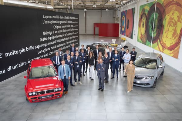 Le 20 mai 2022, Lancia avait officialisé son retour en Europe, avec une Yspilon à droite sur la photo bientôt renouvelée.