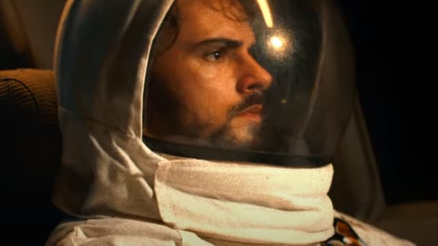 Lonepsi dans le clip de "Ce que je vis me manque déjà"