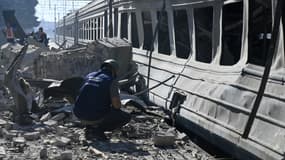 Une gare endommagée après une frappe de drone dans la ville de Lozova, dans la région de Kharkiv, le 5 août 2025