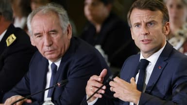 Le président Emmanuel Macron et le secrétaire général du Conseil national de la refondation (CNR) François Bayrou (à gauche), le 10 octobre 2022 à Craon (Mayenne)