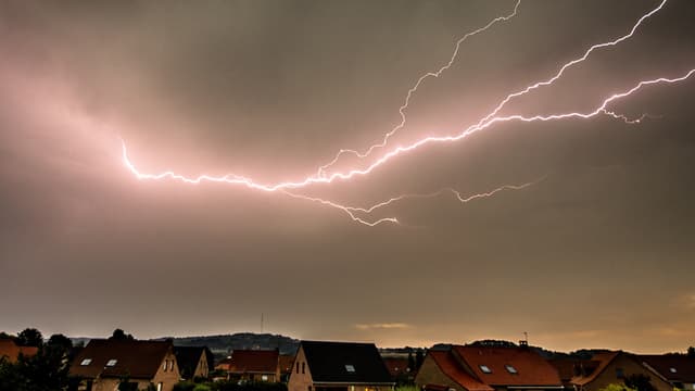 Une photo montre un éclair frappant la ville de Godewaersvelde, dans le nord de la France