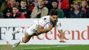 Le demi d'ouverture Romain Ntamack marque le 2e essai pour Toulouse face à l'Ulster, lors du 8e de finale retour de la Coupe d'Europe, le 16 avril 2022 à Belfast
