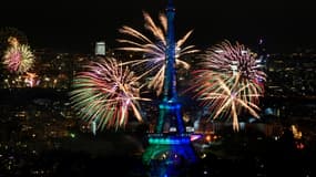 Feux d'artifice au-dessus de la Tour Eiffel à Paris lors de la fête nationale, le 14 juillet 2022