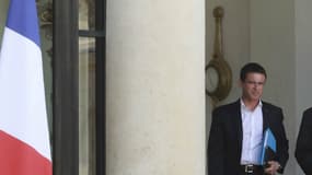 Manuel Valls et Jean-Yves Le Drian à la sortie du séminaire gouvernemental, samedi.