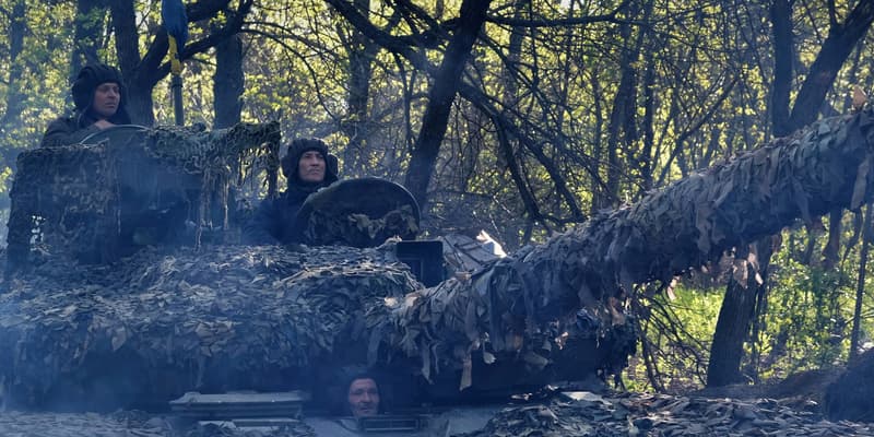 Des soldats ukrainiens près de Bakhmout (Ukraine), le 7 mai 2023.
