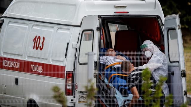 Des personnels soignants prennent en charge un homme à son arrivée à l'hôpital, à Kommunarka près de Moscou, le 30 juin 2021 (photo d'illustration)