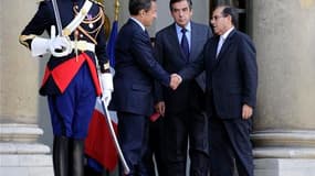 Le Premier ministre du Conseil national de transition libyen (CNT), Mahmoud Jibril (à droite), a été reçu samedi à l'Elysée par Nicolas Sarkozy, en présence de François Fillon. A la suite de cet entretien, la présidence de la République française n'a pas