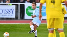 Emmanuel Macron jouant au football avec le Variétés CF, à Poissy le 14 octobre 2021