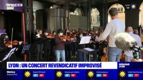 Un concert improvisé par l'Orchestre national de Lyon devant l'opéra