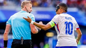 Kylian Mbappé avec l'arbitre de France-Belgique à l'Euro le 1er juillet 2024
