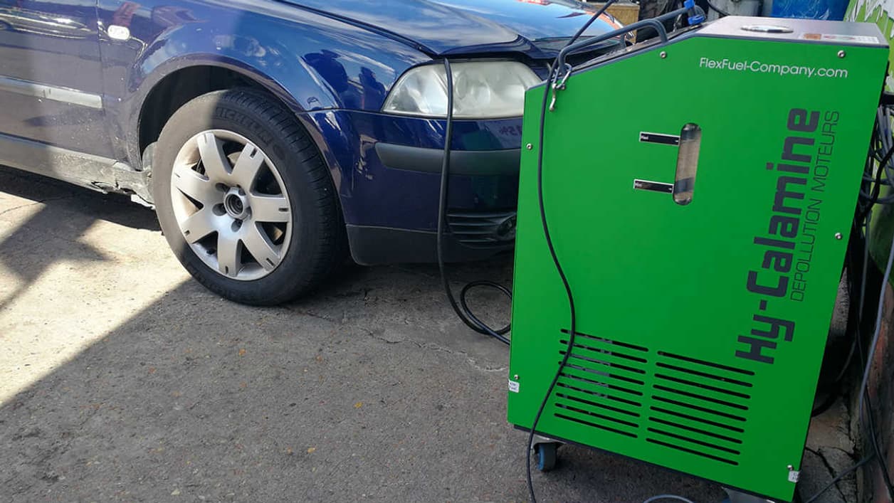 Notre Passat voiture de test, branchée sur l'appareil qui pilotera les accélérations. Notre Passat voiture de test, branchée sur l'appareil qui pilotera les accélérations.