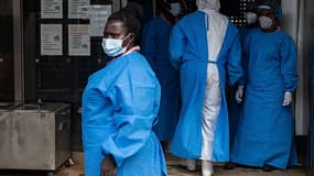 Une membre de l'unité de lutte contre Ebola ougandaise le 24 septembre 2022 à Mubende. 