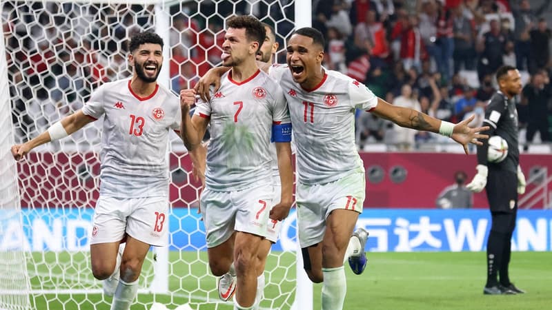 L'attaquant Youssef Msakni célèbre un but inscrit face à Oman