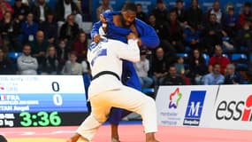 Angel Gustan (en bleu) dans un combat face à Andy Grada, à Montpellier le 21 décembre 2024