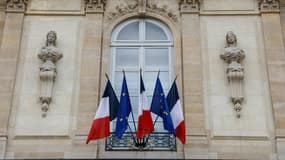 Des drapeaux sur une façade de mairie 