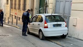 Marseille lutte contre le stationnement anarchique aux abords des écoles.