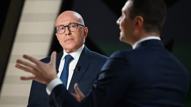 Eric Ciotti regardant Jordan Bardella, le 2 février 2023 sur le plateau de France 2