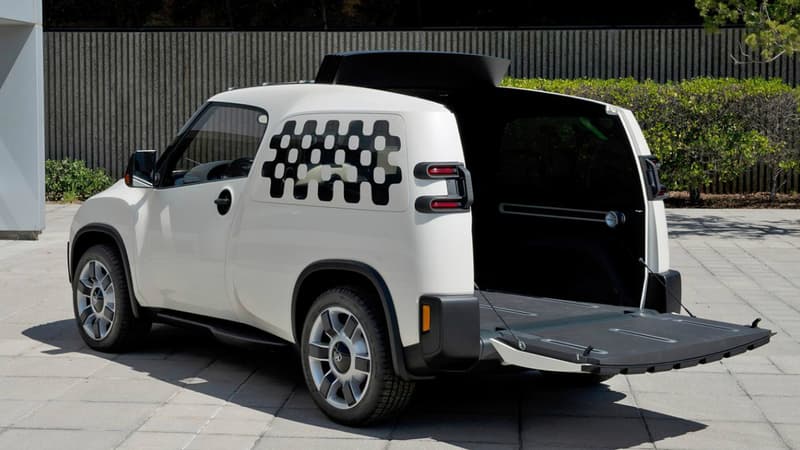 Ce concept de van est innovant avec sa porte arrière qui fait office de rampe et son toit amovible, ce qui le rend ultra-modulable.