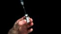 Une infirmière prépare une dose du vaccin Pfizer-BioNtech le 31 mai 2021 à Garlan, dans le Finistère, en France