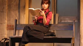 Marie Trintignant, le 10 janvier 2001 au Théâtre Hébertot à Paris, le rôle de Michèle dans la pièce "Comédie sur un quai de gare" de Samuel Benchetrit. 