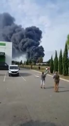 Spectaculaire incendie dans un entrepôt à Valence - Témoins BFMTV