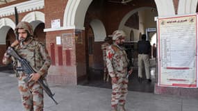 Des soldats paramilitaires montent la garde dans une gare du district de Sibi, dans le sud-ouest de la province du Baloutchistan (Pakistan), le 12 mars 2025, lors d'une opération de sécurité contre des militants, un jour après qu'ils ont détourné un train de passagers.
