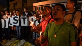 Lundi soir, des opposants se sont rassemblés devant le siège des services de renseignement.