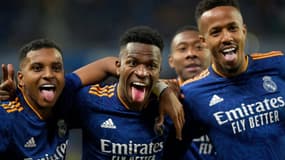 La joie de l'attaquant brésilien du Real Madrid, Vinicius Junior (c), et des ses compatriotes Rodrygo (g) et Eder Militao, après avoir ouvert le score contre la Real Sociedad, lors de 1a 16e journée de Liga, le 4 décembre 2021 à San Sebastian
