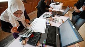 A Tunis, des employés de la Commission électorale recensent les résultats des élections constituantes de dimanche. Le Parti démocratique progressiste (PDP), formation tunisienne laïque, a reconnu lundi soir sa défaite aux élections constituantes de la vei