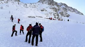 Des secouristes après une avalanche dans le Tyrol - Image d'illustration 