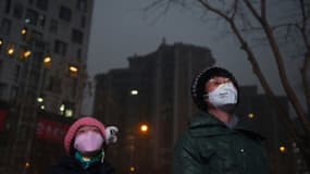 Une jeune fille et une femme dans les rues de Pékin le 9 décembre 2015