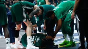 Le pivot français du Pana, Mathias Lessort, effondré sur le parquet de l'OAKA d'Athènes, ce jeudi, lors du match d'Euroligue contre Baskonia Victoria