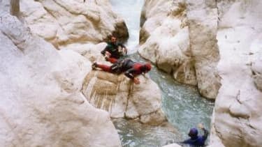 Dans le canyoning il n'y a plus de marqueur de hiérarchie, tout le monde est en combinaison d eplongée. 